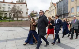 na zdjęciu osoby podczas tańczenia poloneza