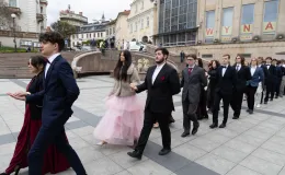 na zdjęciu osoby podczas tańczenia poloneza
