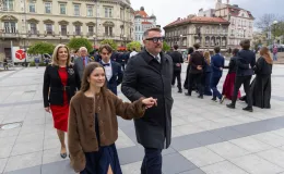 na zdjęciu osoby podczas tańczenia poloneza