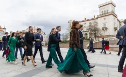 na zdjęciu osoby podczas tańczenia poloneza