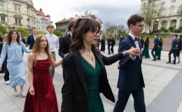 na zdjęciu osoby podczas tańczenia poloneza