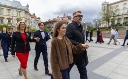 na zdjęciu osoby podczas tańczenia poloneza