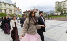 na zdjęciu osoby podczas tańczenia poloneza