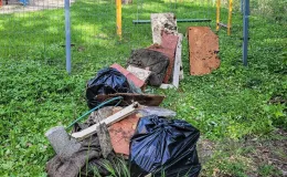 na zdjęciu zebrane śmieci na Osiedlu Piastowskim 