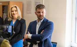 na zdjęciu osoby podczas otwarcia pracowni