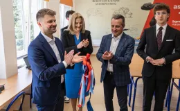 na zdjęciu osoby podczas otwarcia pracowni