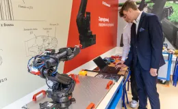 na zdjęciu osoby podczas otwarcia pracowni