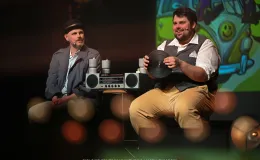 na zdjęciu osoby na scenie