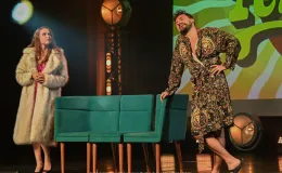 na zdjęciu osoby na scenie