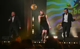 na zdjęciu osoby na scenie