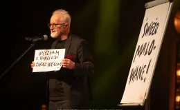 na zdjęciu osoby na scenie