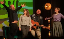 na zdjęciu osoby na scenie