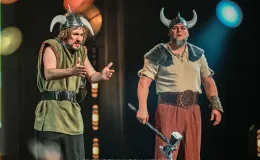 na zdjęciu osoby na scenie