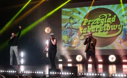 na zdjęciu osoby na scenie