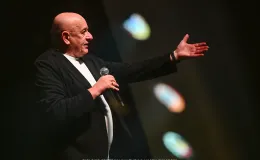 na zdjęciu osoby na scenie
