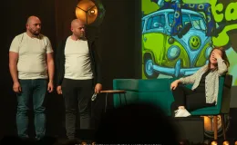 na zdjęciu osoby na scenie