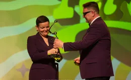 na zdjęciu osoby na scenie