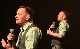 na zdjęciu osoby na scenie