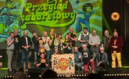 na zdjęciu osoby na scenie