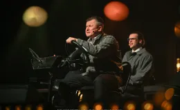 na zdjęciu osoby na scenie