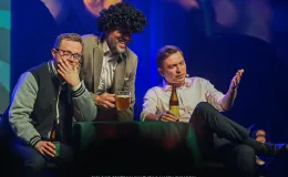 na zdjęciu osoby na scenie