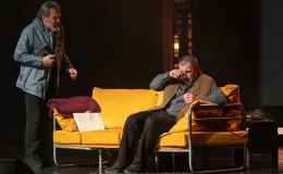 na zdjęciu osoby na scenie