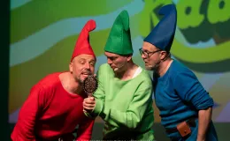 na zdjęciu osoby na scenie