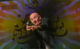 na zdjęciu osoby na scenie