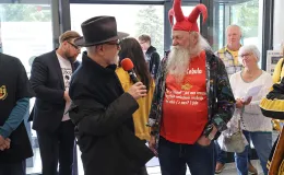 na zdjęciu osoby podczas rozmowy