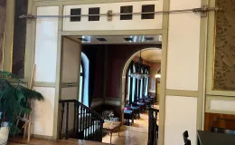 na zdjęciu osoby na salach