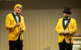 na zdjęciu osoby na scenie