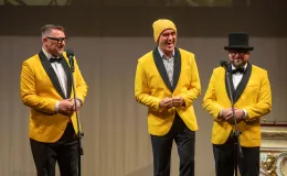 na zdjęciu osoby na scenie