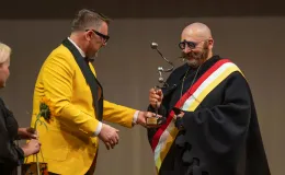 na zdjęciu osoby na scenie