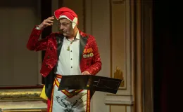 na zdjęciu osoby na scenie