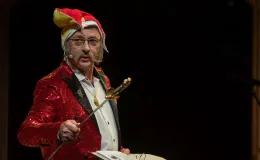 na zdjęciu osoby na scenie