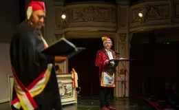 na zdjęciu osoby na scenie