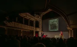 na zdjęciu osoby na scenie