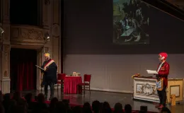 na zdjęciu osoby na scenie