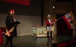 na zdjęciu osoby na scenie