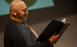 na zdjęciu osoby na scenie