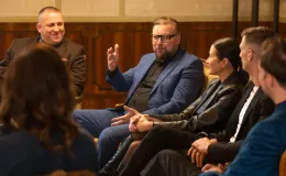 na zdjęciu osoby na salach