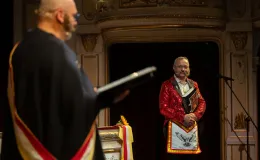 na zdjęciu osoby na scenie
