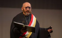 na zdjęciu osoby na scenie