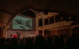 na zdjęciu osoby na scenie