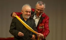 na zdjęciu osoby na scenie
