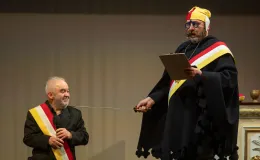 na zdjęciu osoby na scenie