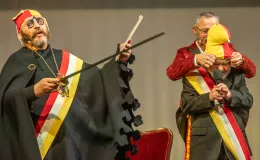 na zdjęciu osoby na scenie
