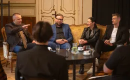 na zdjęciu osoby na salach