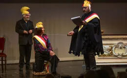 na zdjęciu osoby na scenie