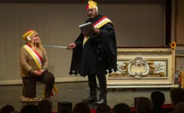 na zdjęciu osoby na scenie